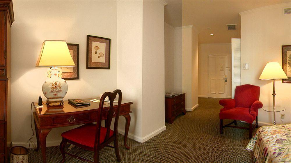 The Adolphus, Autograph Collection 5*