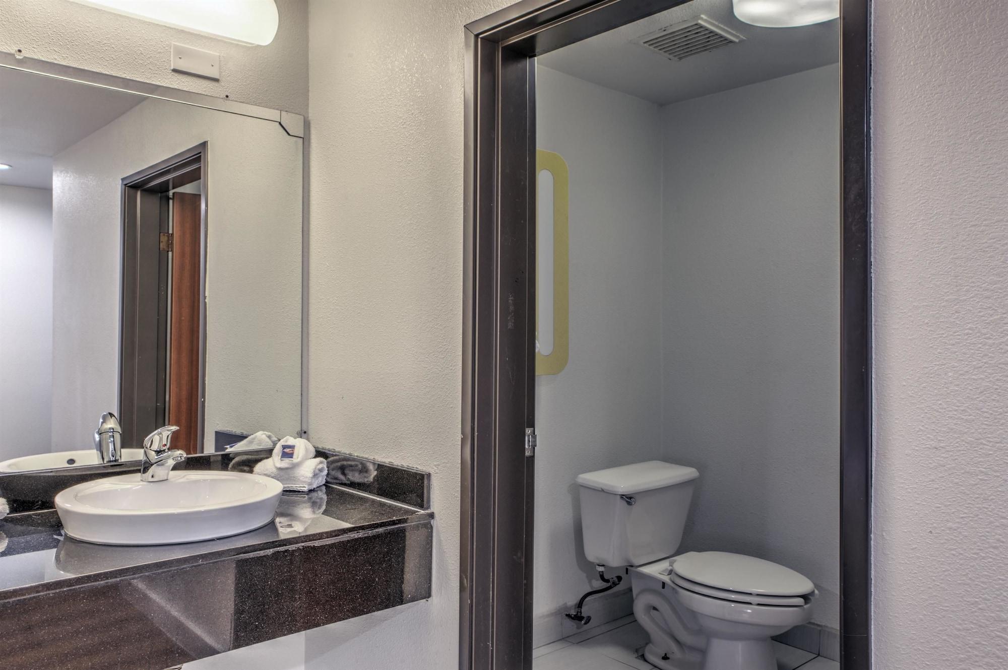 Hotel 6-dallas, Tx - Northwest 2*