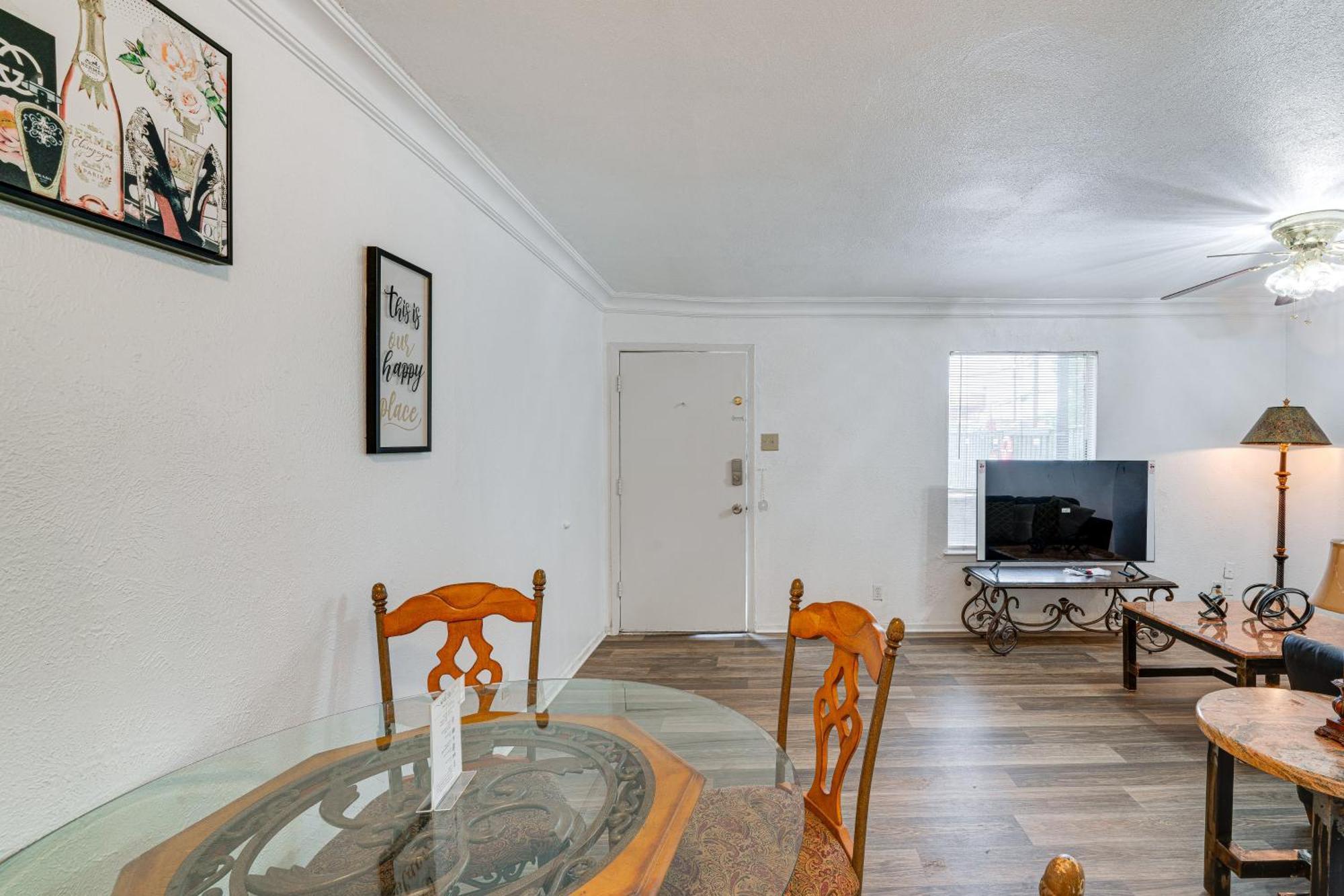 Apartment Quaint With Pool Access 4 Mi To Dtwn Dallas! *
