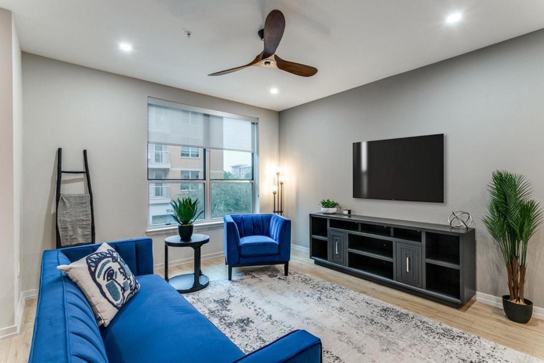 Breathtaking High-rise On Mckinney Ave Apartment