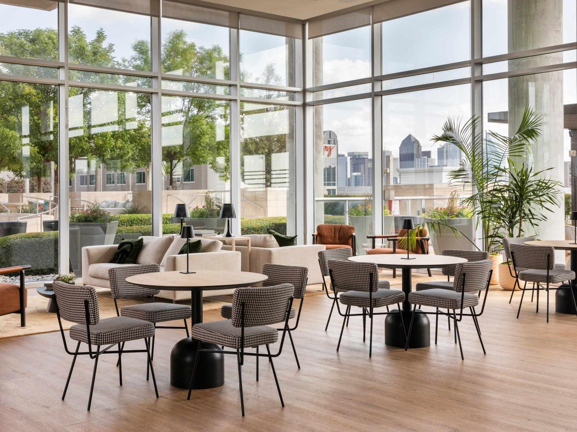 Breathtaking High-rise On Mckinney Ave Apartment *