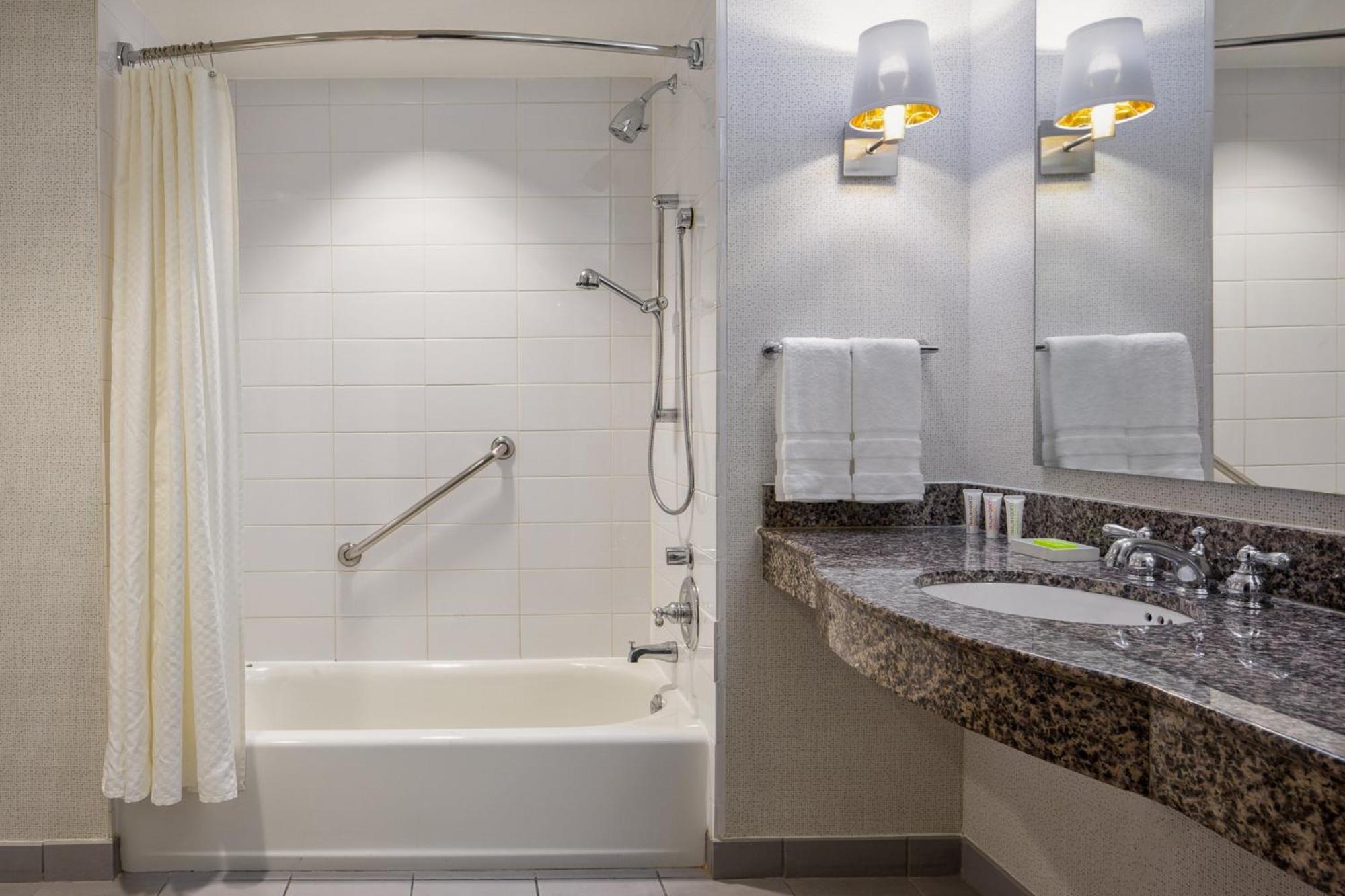 Le Meridien By The Galleria Hotel 4*