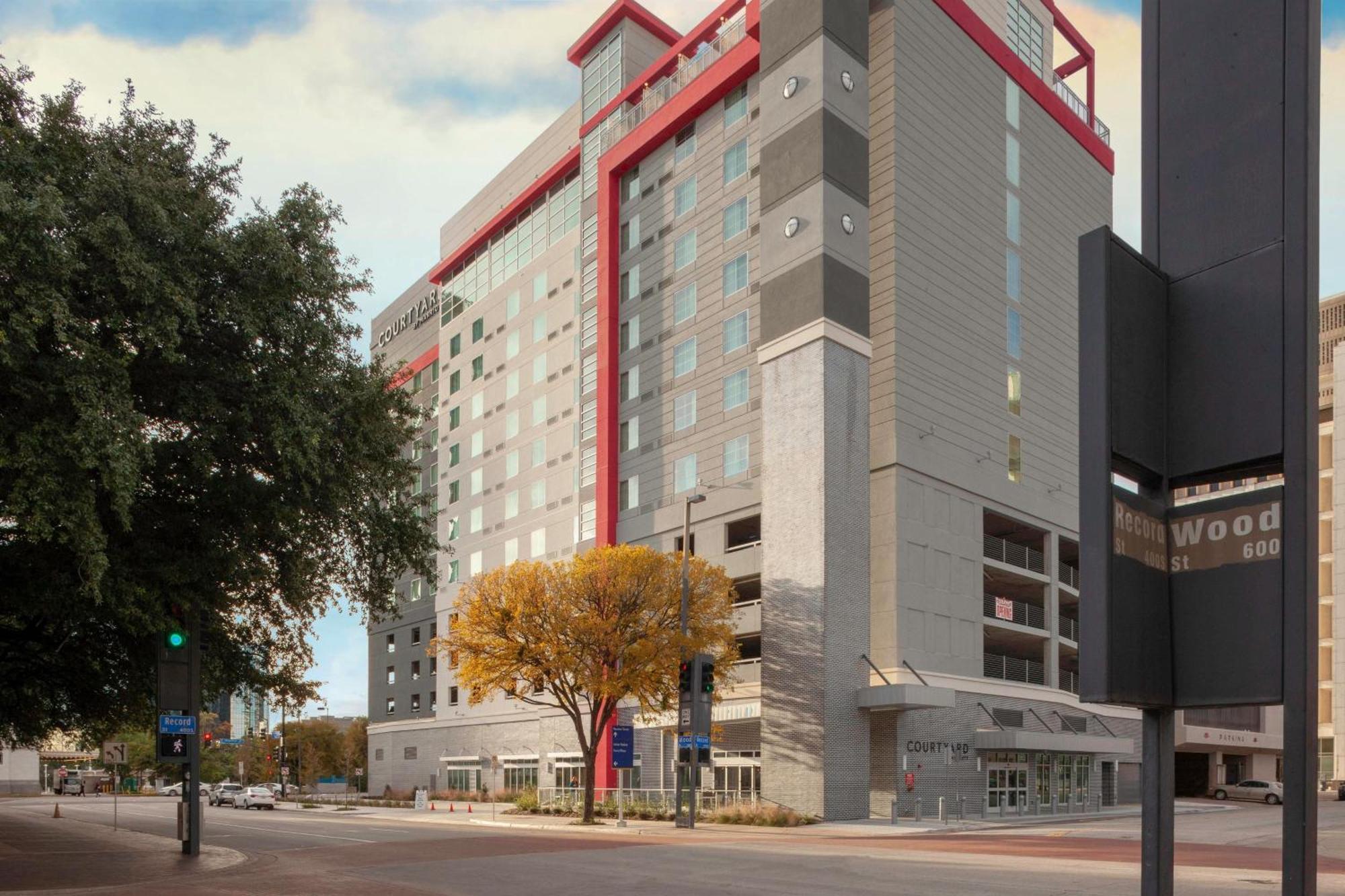 Courtyard By Marriott Downtown/reunion District Hotel Dallas