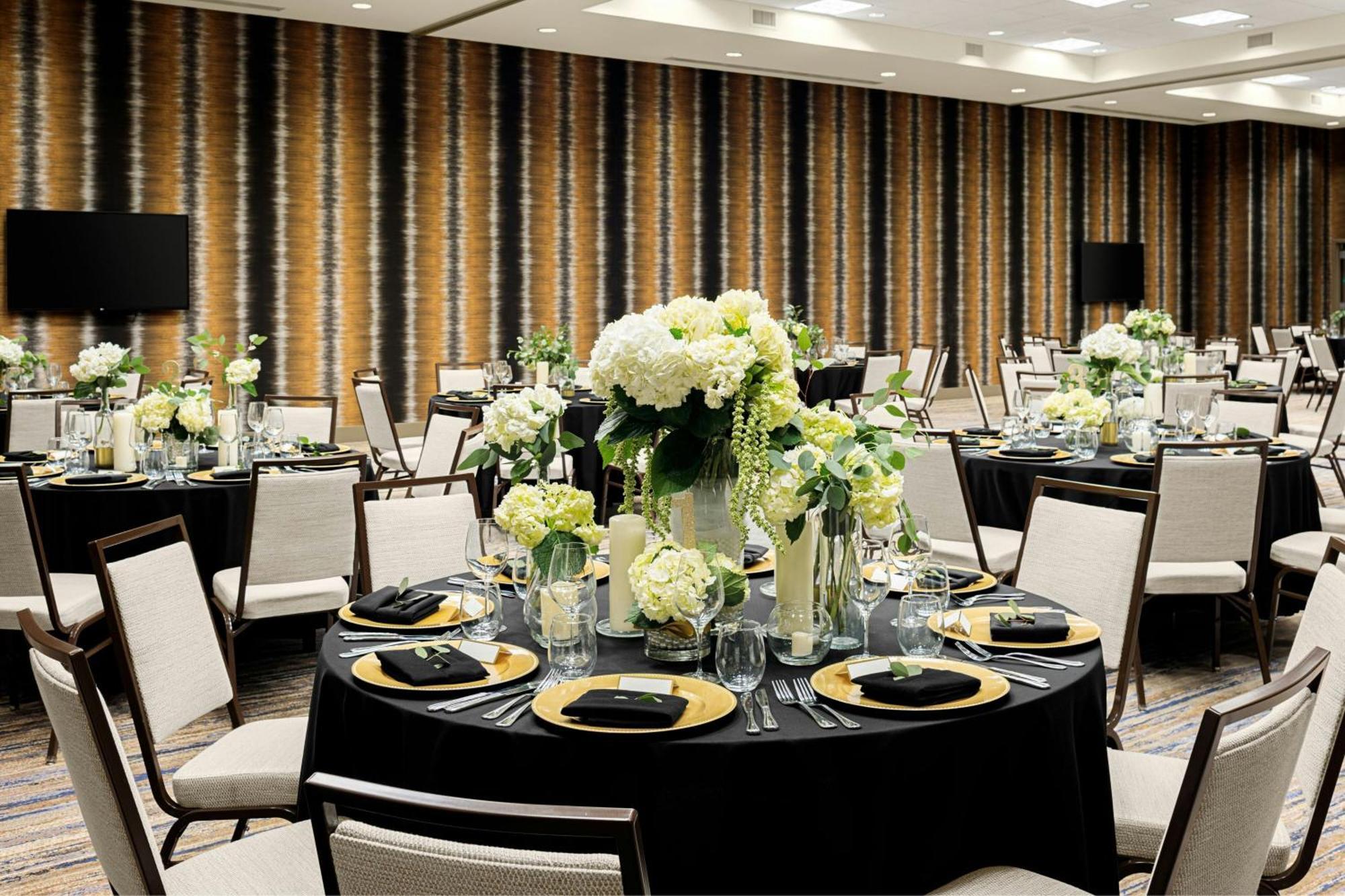 Courtyard By Marriott Downtown/reunion District Hotel 3*