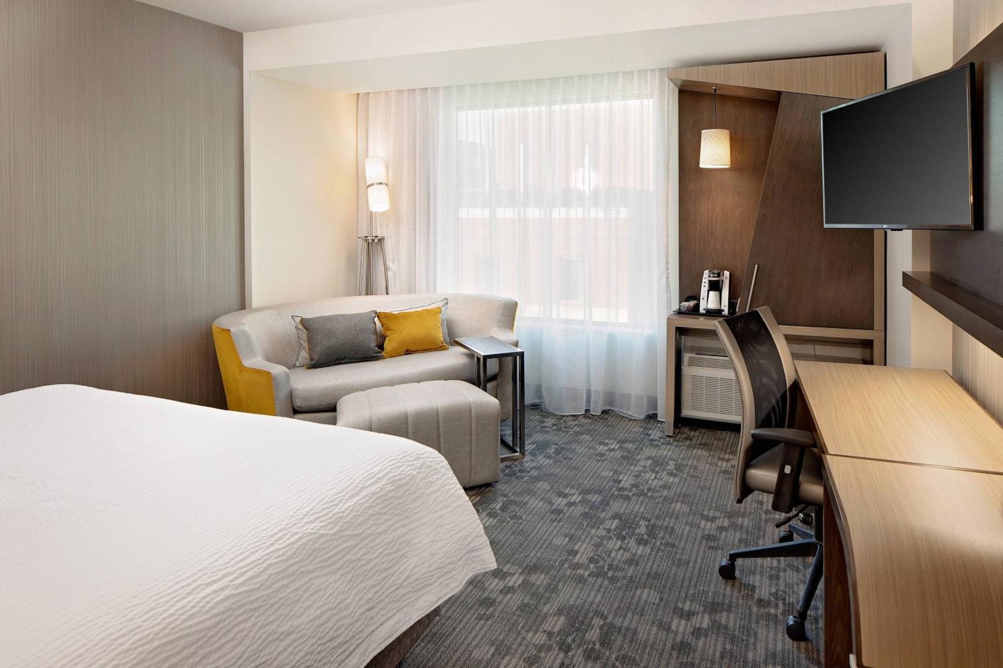 Courtyard By Marriott Downtown/reunion District Hotel 3*