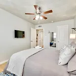 Urban Relaxation 2 Bedroom Apartment