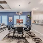 Modern 4 Bedroom Near Downtown, Zoo