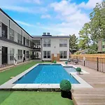 Dallas Boutique Flat + Arboretum Tickets Included