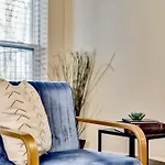 Dallas Boutique Flat + Arboretum Tickets Included