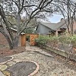 Quiet Dallas Studio About 10 Mi To Downtown!