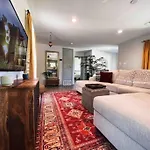 King Bed / 10Min To Dwntwn / Pets / Backyard Deck