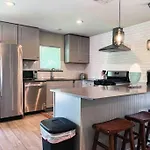 King Bed / 10Min To Dwntwn / Pets / Backyard Deck