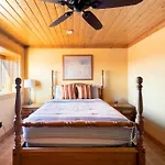 Texas Ranch House With 5 Bedroom And Fish Pond