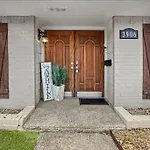 Stay Awhile! Pool Table+ Fire-Pit+ 4 Bedroom+ 2 Baths+ Game-Room!
