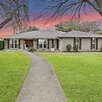 Stay Awhile! Pool Table+ Fire-Pit+ 4 Bedroom+ 2 Baths+ Game-Room!