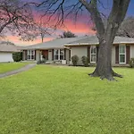 Stay Awhile! Pool Table+ Fire-Pit+ 4 Bedroom+ 2 Baths+ Game-Room!