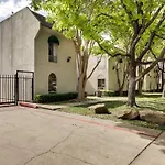 Contemporary Dallas Condo With Pool Access!