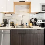 Luxury Queen Suite Near Downtown Dtx/Free Netflix &Parking
