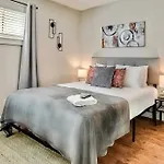 Hello Gorgeous Flat Near Downtown!