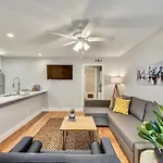 Hello Gorgeous Flat Near Downtown!