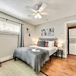 Hello Gorgeous Flat Near Downtown!