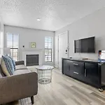 Cute Affordable Stay In Central Dfw