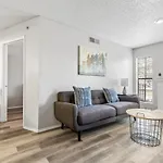 Cute Affordable Stay In Central Dfw