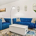Contemporary Lux 1Bd Downtown