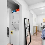 Stylish 2 Bed 1 Mile To Downtown Free Parking