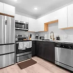 Stylish 2 Bed 1 Mile To Downtown Free Parking
