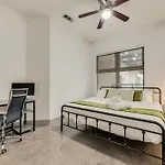 Trendy 2Br I Pool I Gym I Free Parking I Workspace