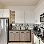 Trendy 2Br I Pool I Gym I Free Parking I Workspace