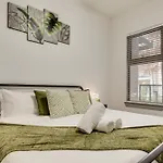 Trendy 2Br I Pool I Gym I Free Parking I Workspace