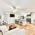 New - Near Deep Ellum + Downtown Dallas Flat