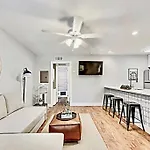 New - Near Deep Ellum + Downtown Dallas Flat
