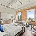 Stunning Downtown Apartment With Pool, Laundry, Parking