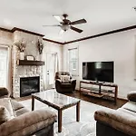 Business Friendly 3 Story Duplex Mins To Bars And Shops