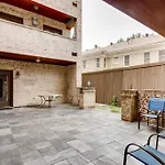 Business Friendly 3 Story Duplex Mins To Bars And Shops