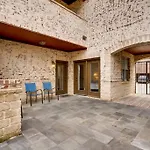 Business Friendly 3 Story Duplex Mins To Bars And Shops