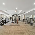 Spacious Uptown Gem Free Parking Pet Friendly