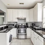 Charming 4Br Duplex In Oak Lawn Private Backyard