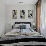 Pet-Friendly L Chic City Escape - Dallas Edition