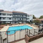 Super 8 By Wyndham Dallas Love Field Airport