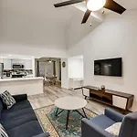 Modern 2-Bedroom, 2-Bath Apartment In Dallas