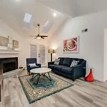 Modern 2-Bedroom, 2-Bath Apartment In Dallas