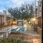 Modern 2-Bedroom, 2-Bath Apartment In Dallas
