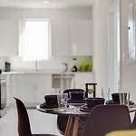 Metro Sky 2Br I Parking I King Bed I Workspace