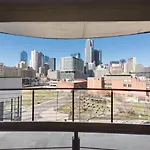Metro Sky 2Br I Parking I King Bed I Workspace