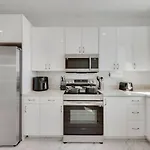 City Lights 2Br I Parking I King Bed I Workspace