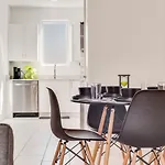 Skyline 2Br I Free Parking I King Bed I Workspace